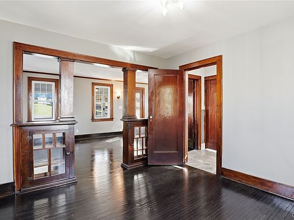 3rd image of 287 Rochester St