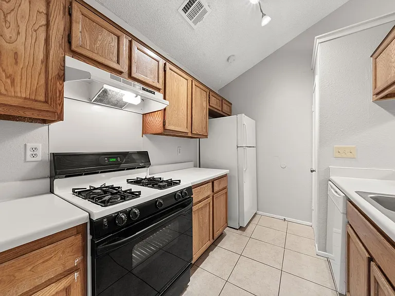 411 Greenlawn Blvd — Photo 11
