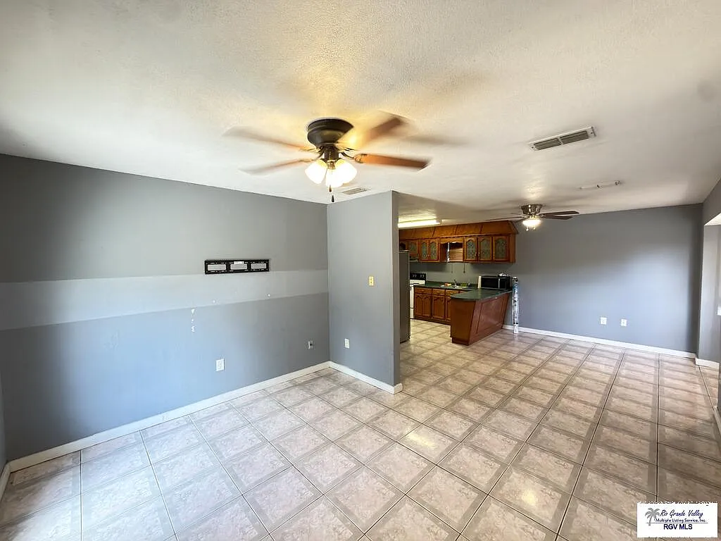 3 bed, 1.0 bath, 925 sqft, $1,200 — Photo 4