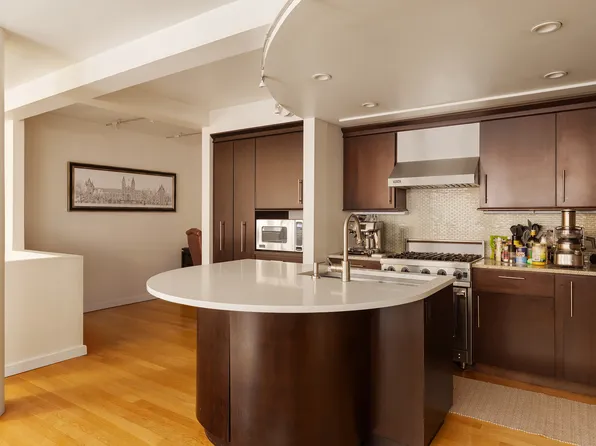 357 West 12th Street image 4 of 11