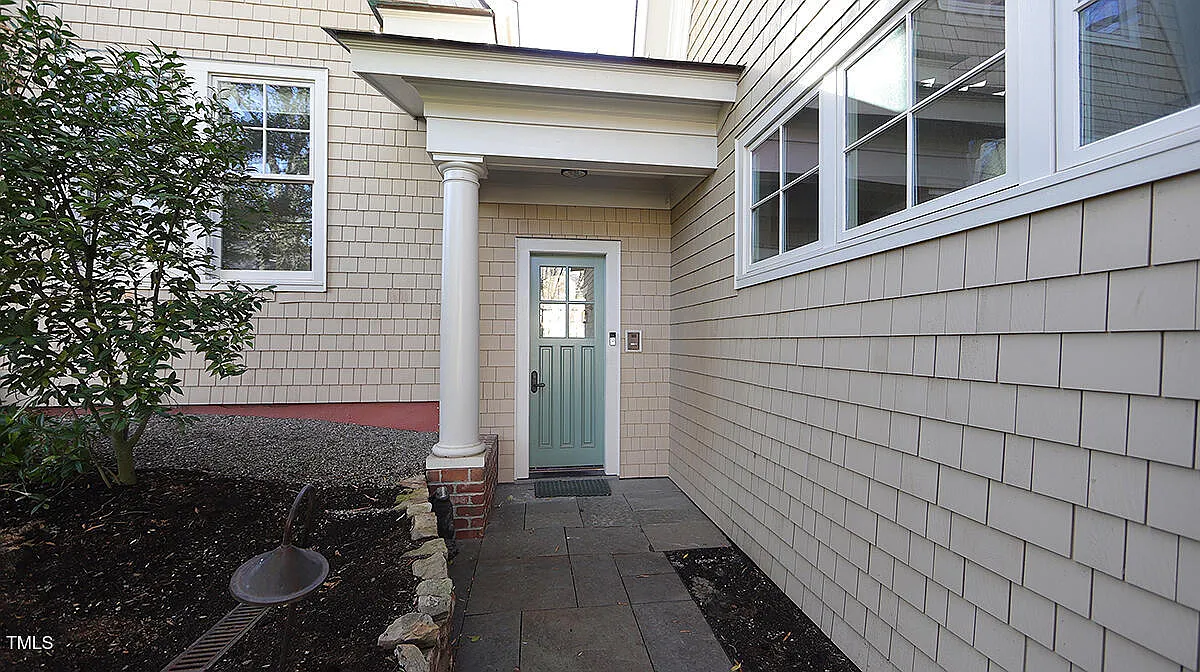 Studio, 1.0 bath, 800 sqft, $1,900 — Photo 2