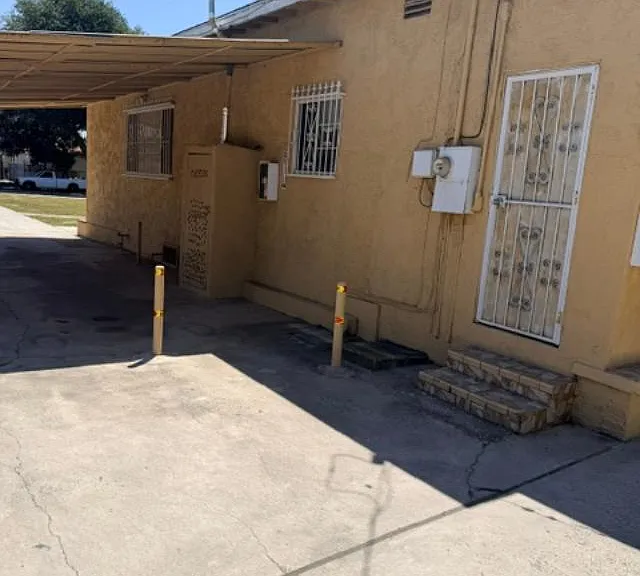 BACK AREA ENTRANCE FOR THE KITCHEN