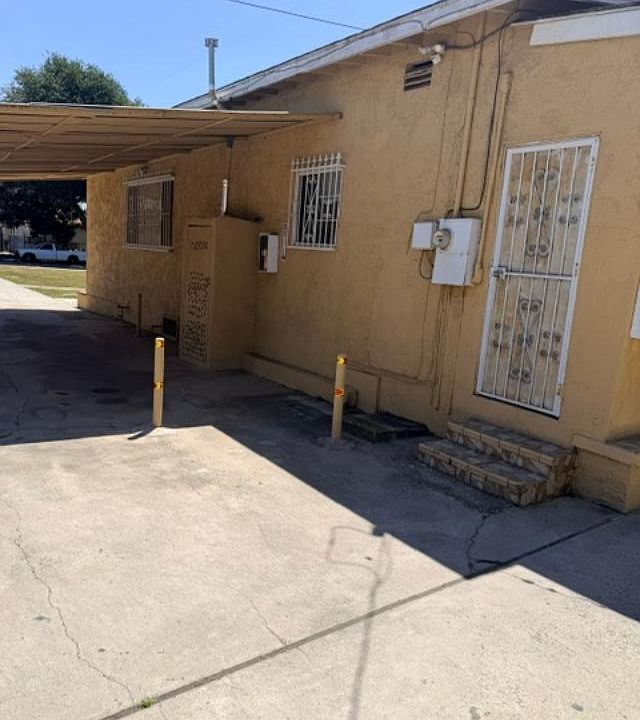 BACK AREA ENTRANCE FOR THE KITCHEN
