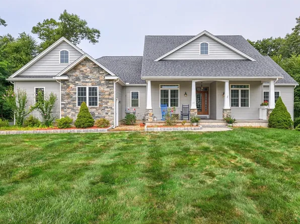 31 Noble St, Dudley, MA 01571
