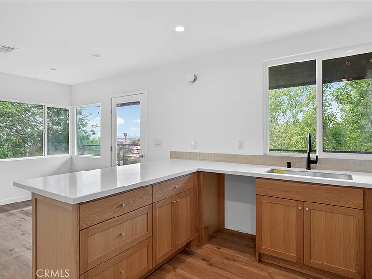 901 Micheltorena St — Photo 12