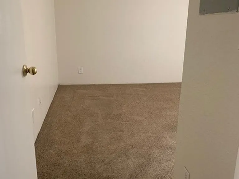 Laurel Canyon Apartments — Photo 36