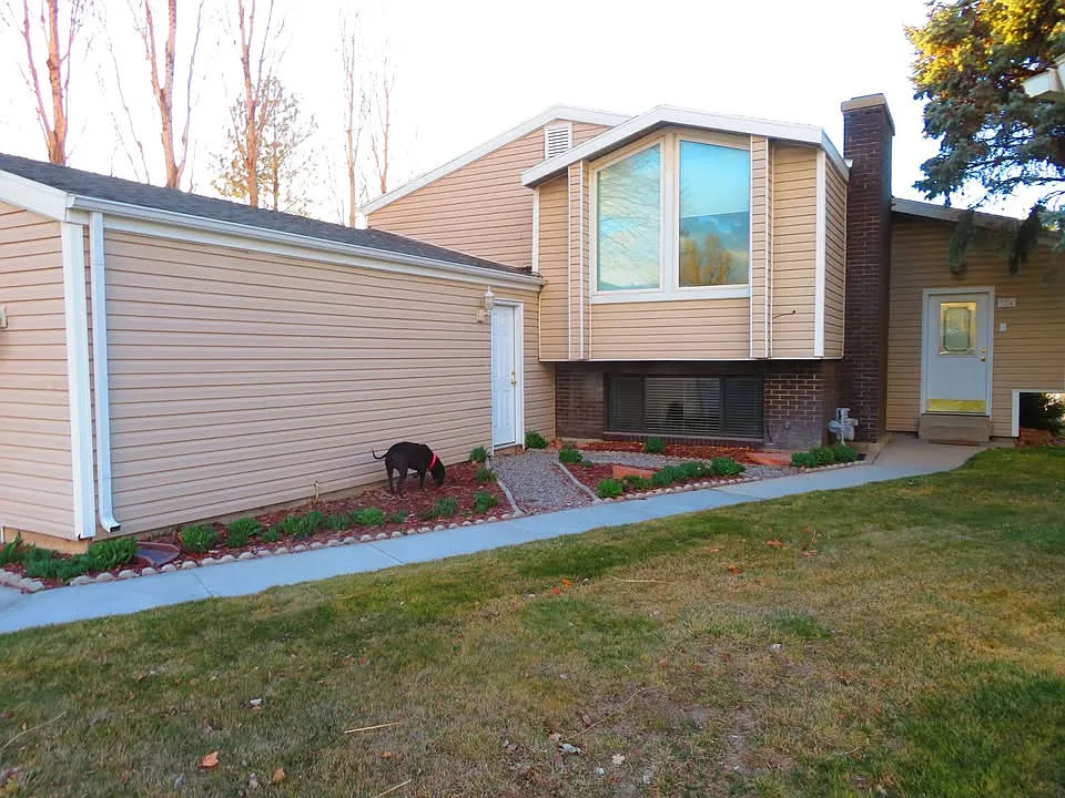 2 bed, 2500 sqft, $1,600 — Photo 2