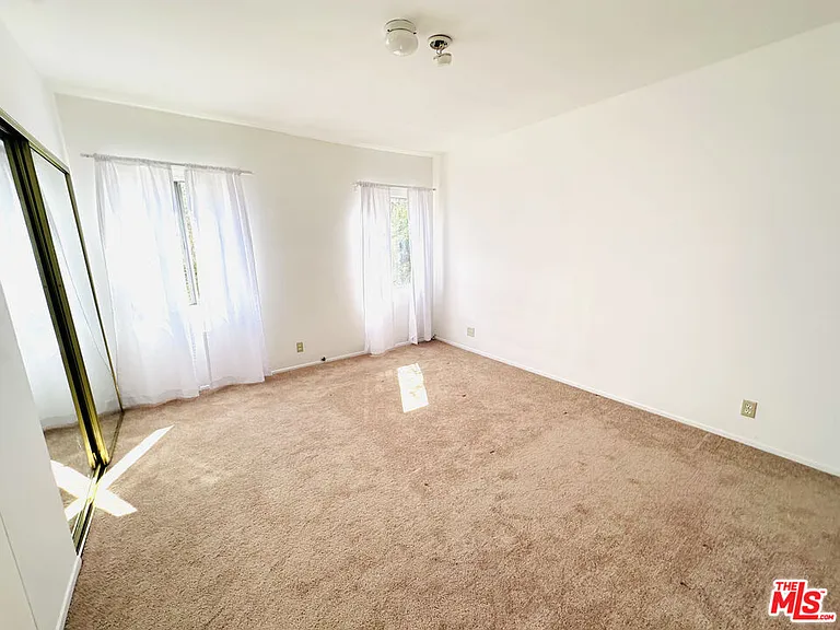 6069 1/2 Cashio St — Photo 8