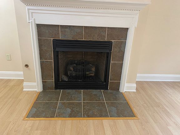 Working gas fireplace.
