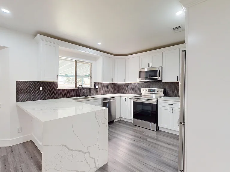 318 Renee Dr — Photo 9
