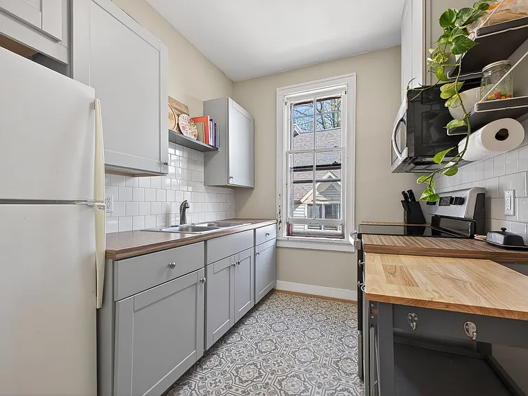 230 College Ave NE — Photo 5