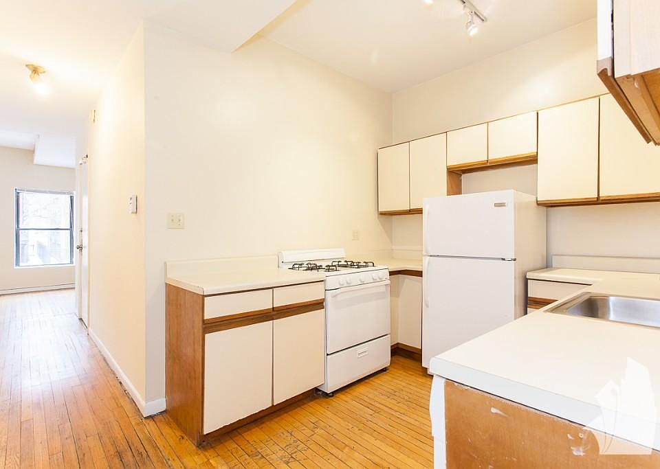 1st image of 639 W Oakdale Ave APT 4J