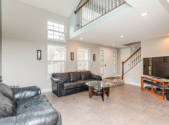 4th image of 9364 Meadowview Dr