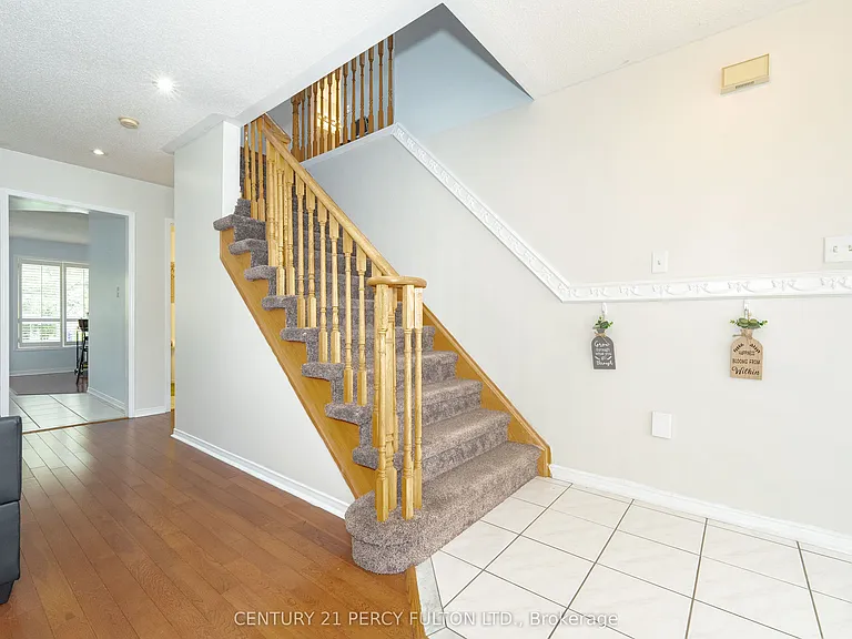 71 Armitage Cres — Photo 10