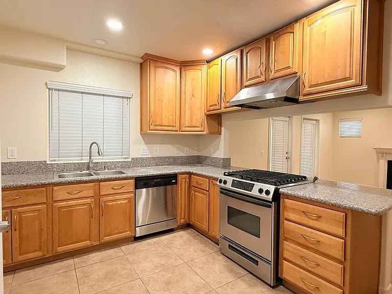 1334 S Grand Ave — Photo 23