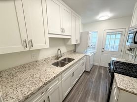 Glenoaks, 1 beds  1.0 baths (558 sqft)