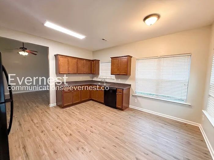 208 Hampton Dr — Photo 7