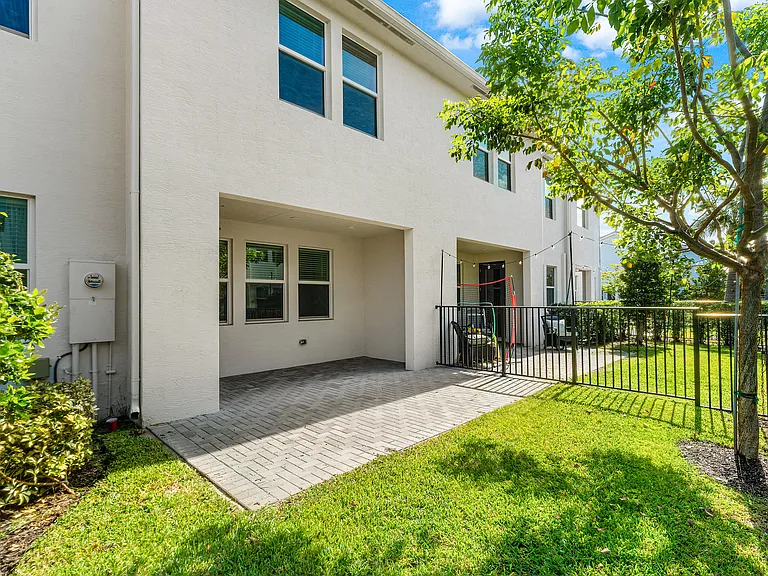 16474 Helix Ct — Photo 33