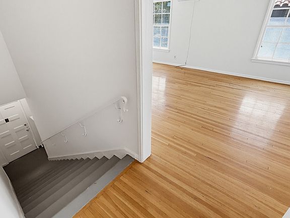 4th image of 455 N Hayworth Ave