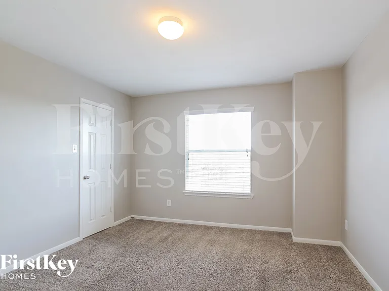 2811 Long Grove Ln — Photo 16