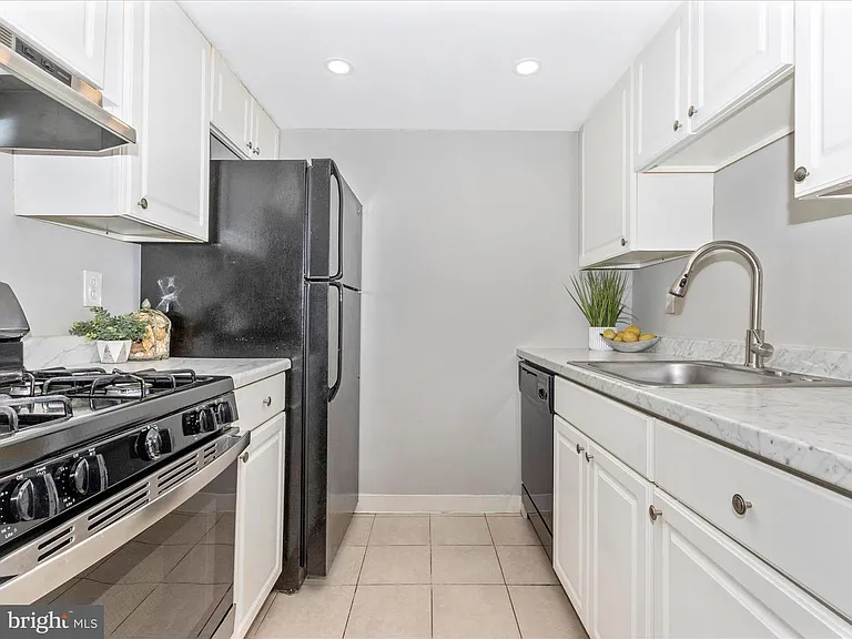 527 W Diamond Ave — Photo 4