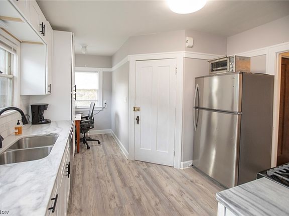 4th image of 15127 Esther Ave