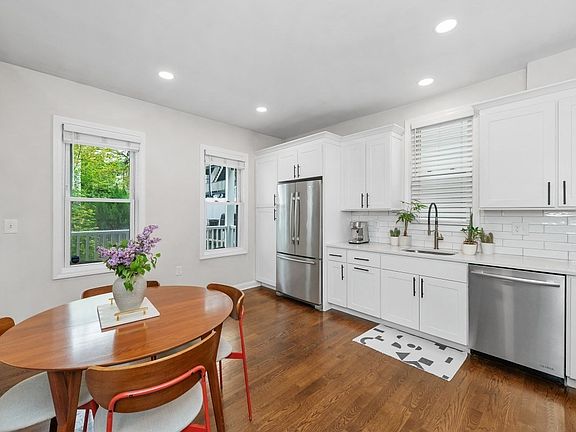4th image of 459 Meridian St #A