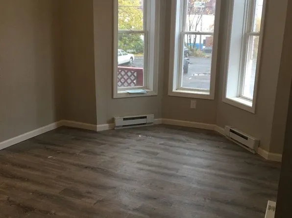 107 Newton St, Holyoke, MA 01040