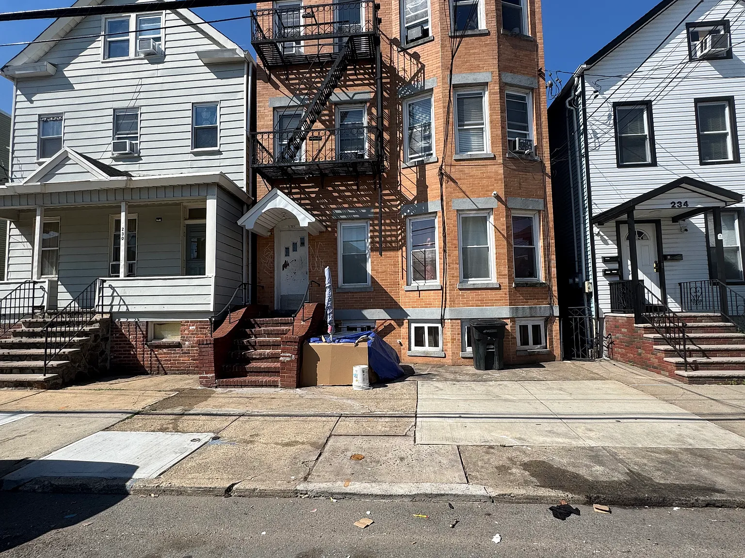 3 bed, 1000 sqft, $1,699 — Photo 2