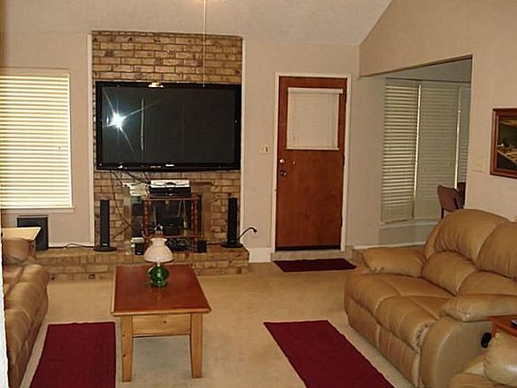 3rd image of 1004 Crockett Dr