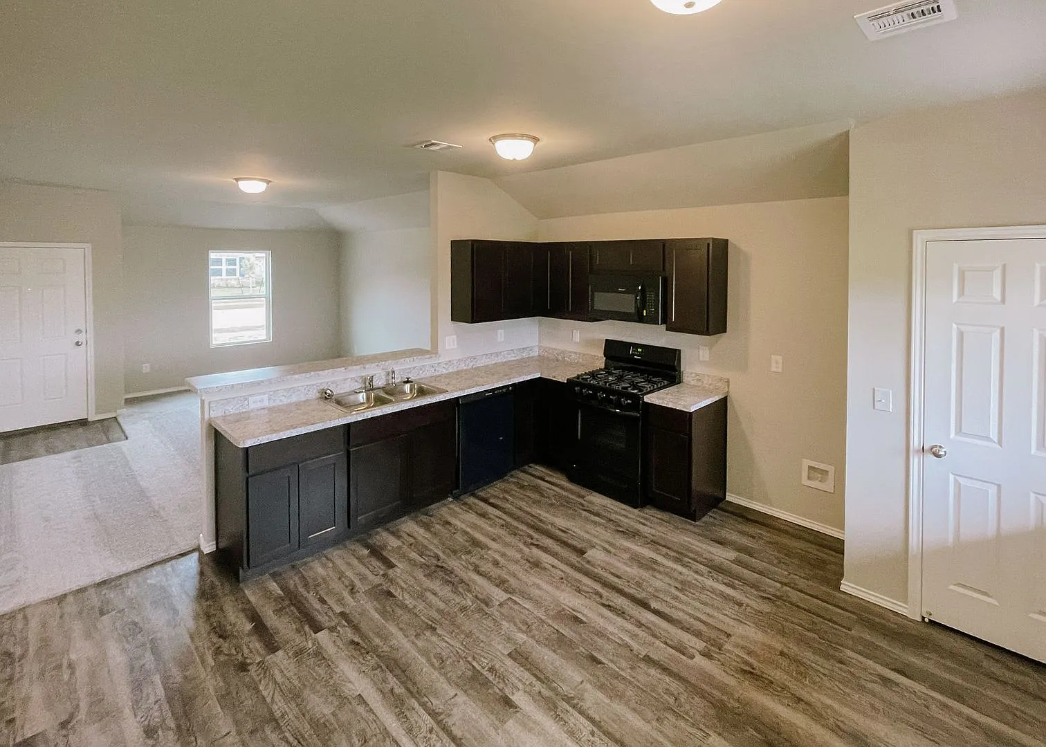 3-bedroom, 2-bath home in Yukon with a 2-car garage! — Photo 3