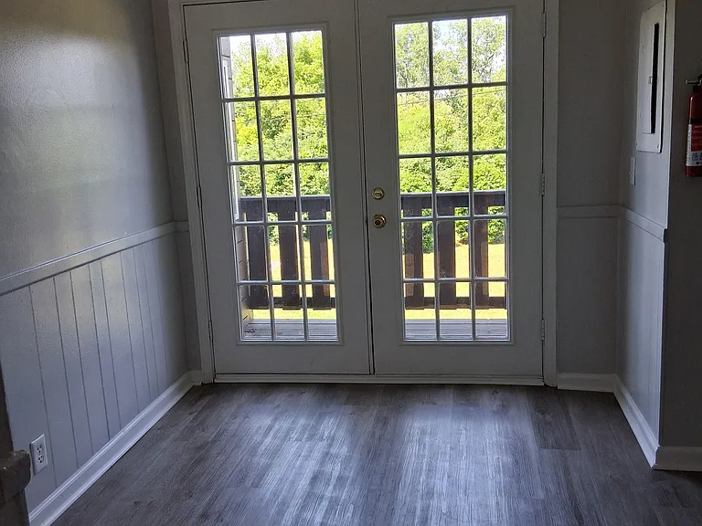 1053 Harold Dr — Photo 7
