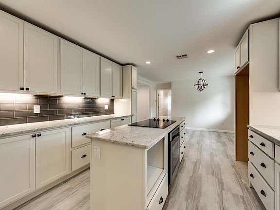 4th image of 303 N Anna Dr