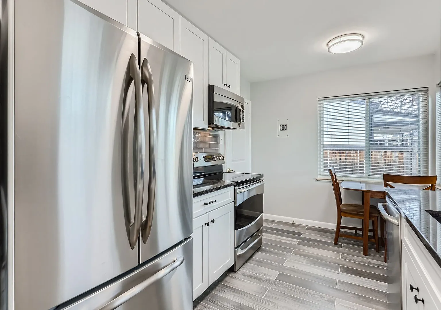 Chic 2 BDR Haven with Private Backyard — Photo 2