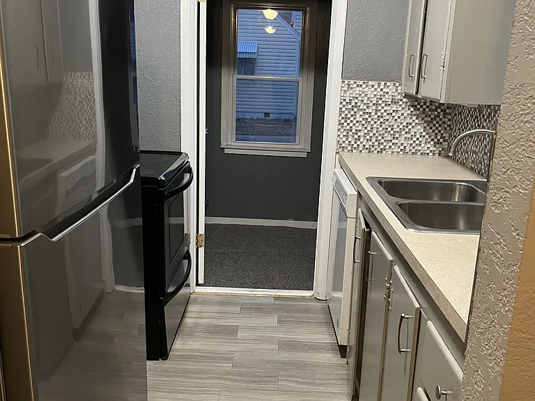 330 N Gordon Ave — Photo 2