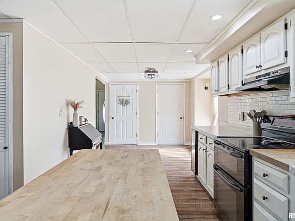 4th image of 1206 W Oak St
