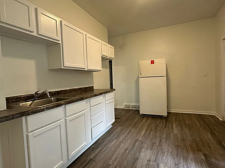 782 Case Ave E — Photo 2