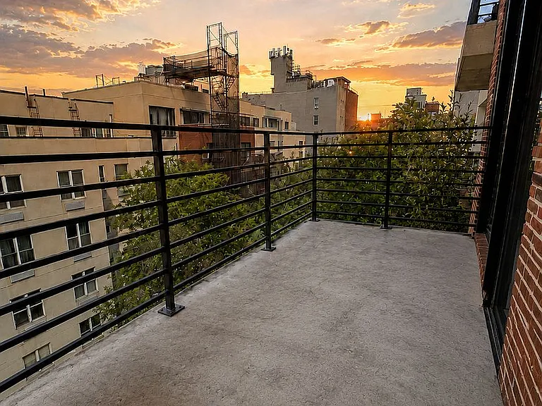 27 Montrose Ave #4J — Photo 20