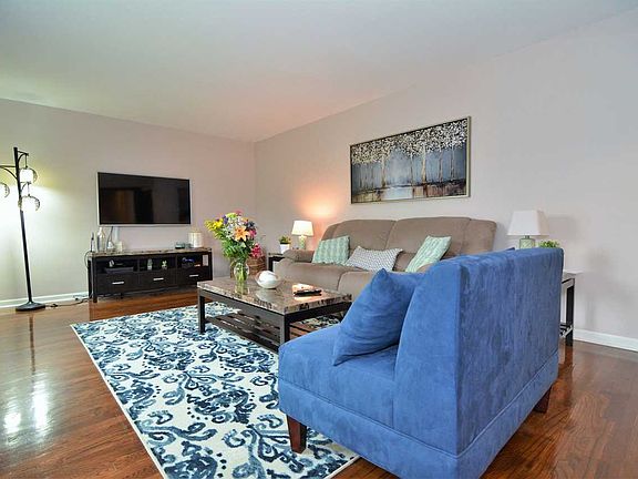 3rd image of 10566 Cricklewood Dr