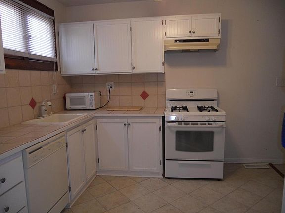 4th image of 381 E 17th Ave