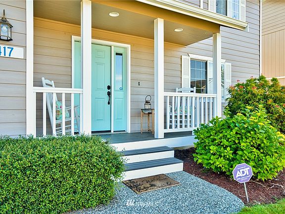 Inviting front covered entrance!