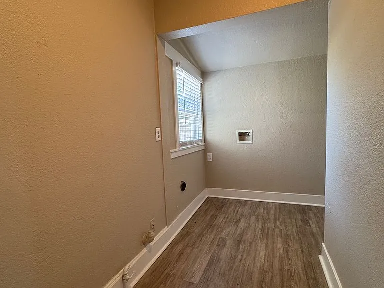 114 De Force Ave — Photo 17