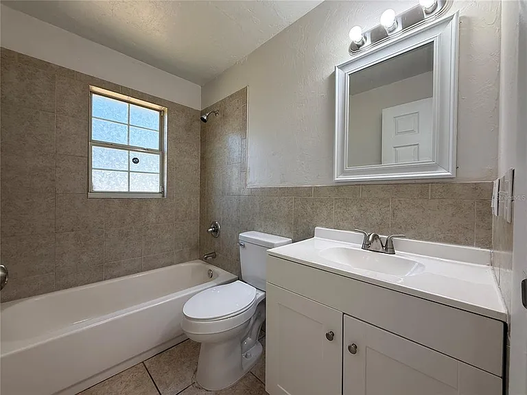 6104 SW 12th Pl — Photo 6