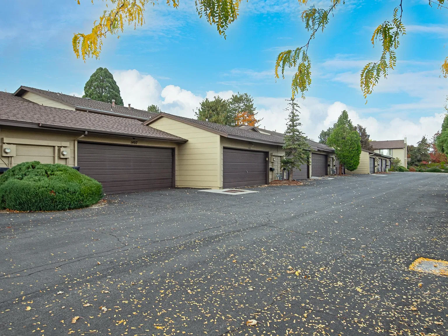 1407 Foster Dr — Photo 2