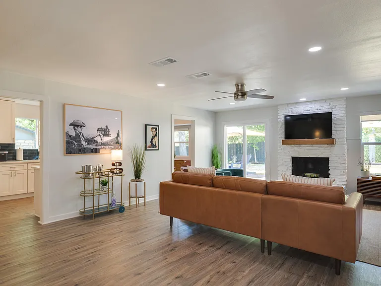 2202 Donna Dr — Photo 3
