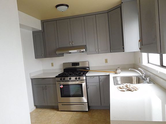 3rd image of 4131 Judah St