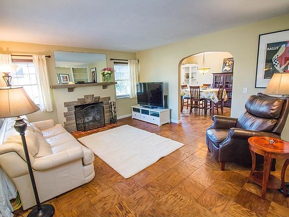 2nd image of 912 Broadview Blvd S