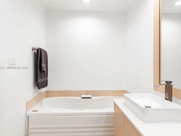 300 S Pointe Dr #907 — Photo 56
