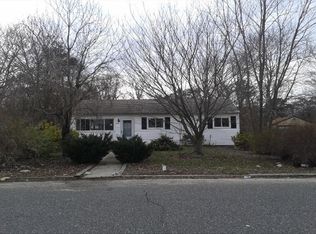 1664 N Gardiner Dr, Bay Shore, NY 11706
