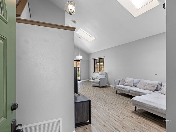 5th image of 217 Yellowstone Pl